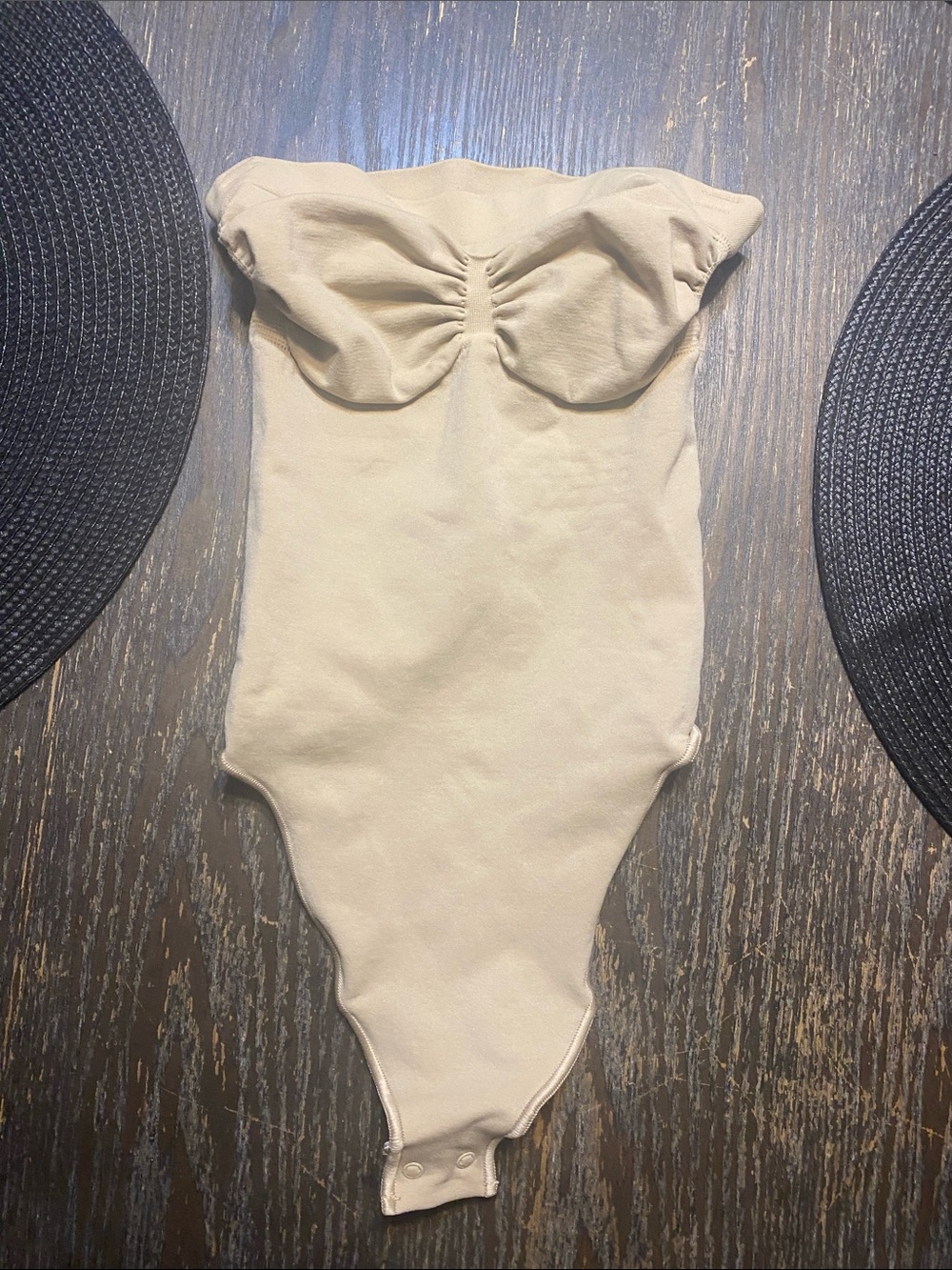SKIMS seamless sculpt strapless mica XS Bodysuit( defect hole in stretch